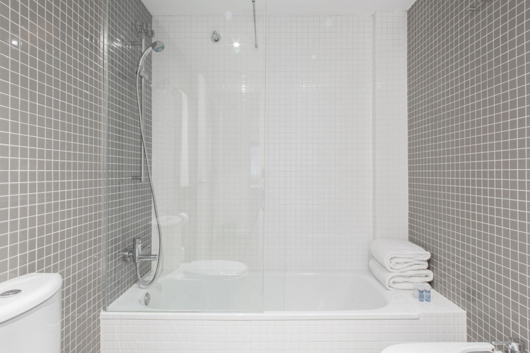Bathroom 3, Aramunt Apartments, Barcelona