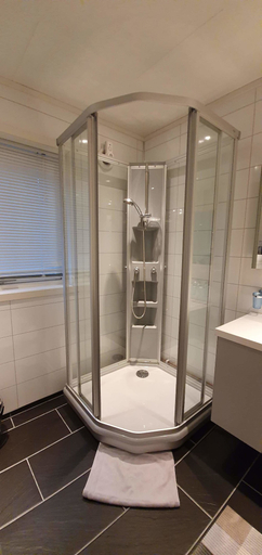 Bathroom 3, Lyngsalpan Cruise Lodge, Lyngen