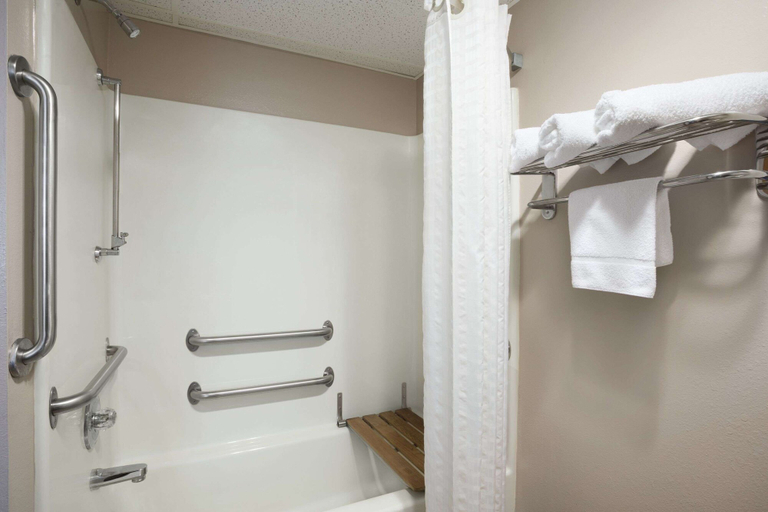 Bathroom 3, Super 8 by Wyndham Cameron, De Kalb