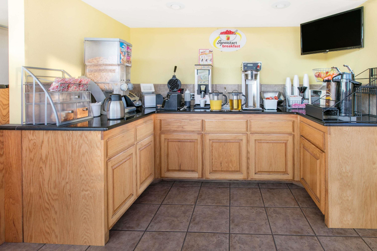 Food & Drinks 4, Super 8 by Wyndham Lubbock Civic Center North, Lubbock