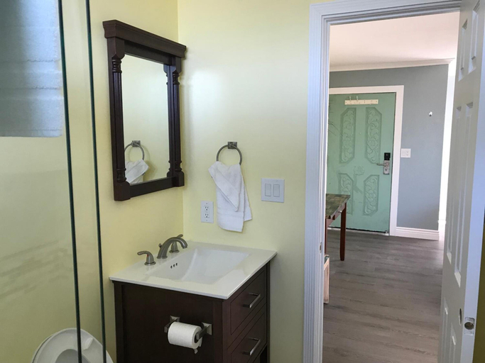 Bathroom 3, 777 Motor INN, Orange