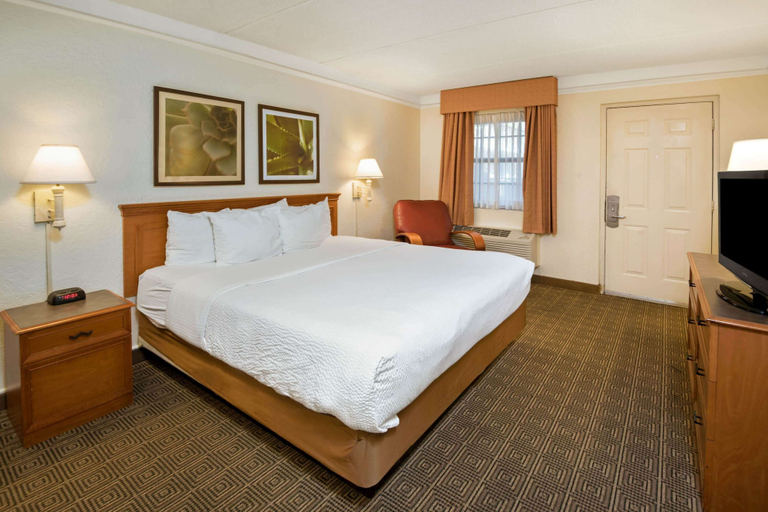 Bedroom 3, La Quinta Inn by Wyndham San Antonio Market Square, Bexar