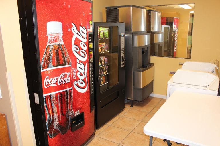 Food & Drinks 5, Super 8 by Wyndham Victoria/North/Mall Area, Victoria