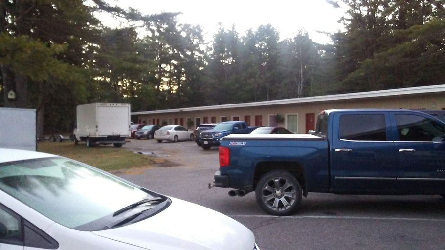Public Area 4, Pine Grove Motel, Algoma