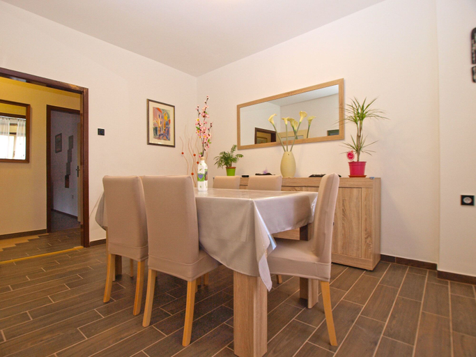 Food & Drinks, Apartment 1540, Pula