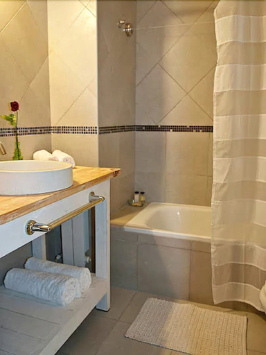 Bathroom 4, Pro Hotel, Pilar