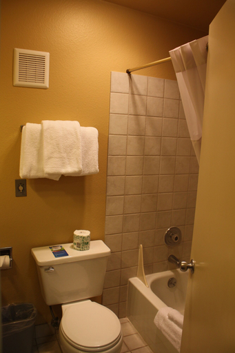 Bathroom 4, Baymont by Wyndham Yakima Riverfront, Yakima