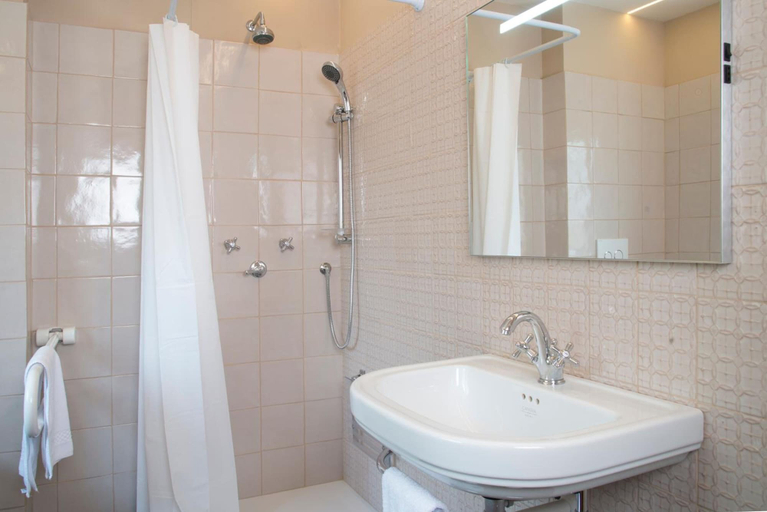 Bathroom 4, Albergo Ristorante Bucaneve, Biella