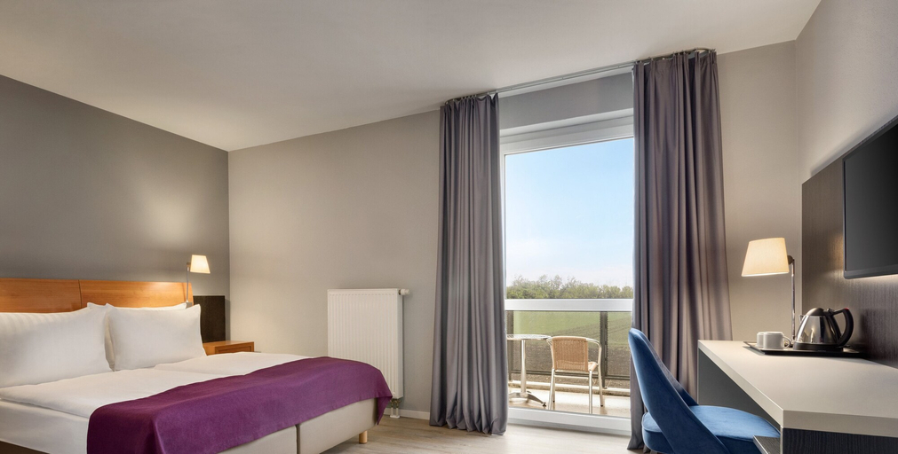 Bedroom 2, Ramada by Wyndham Muenchen Airport, Erding