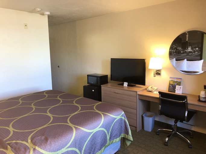 Bedroom 3, Super 8 by Wyndham Bend, Deschutes