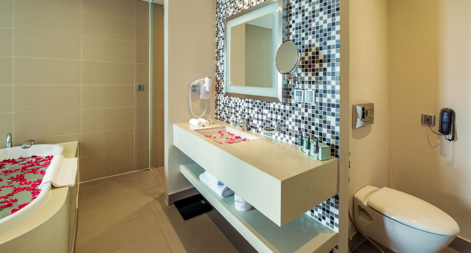 Bathroom 5, Novotel Danang Premier Han River, Hải Châu