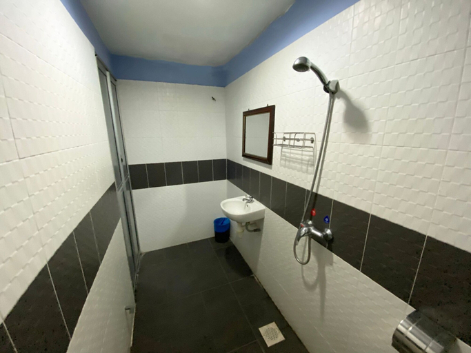 Bathroom 4, Lucky Hotel, Johor Bahru