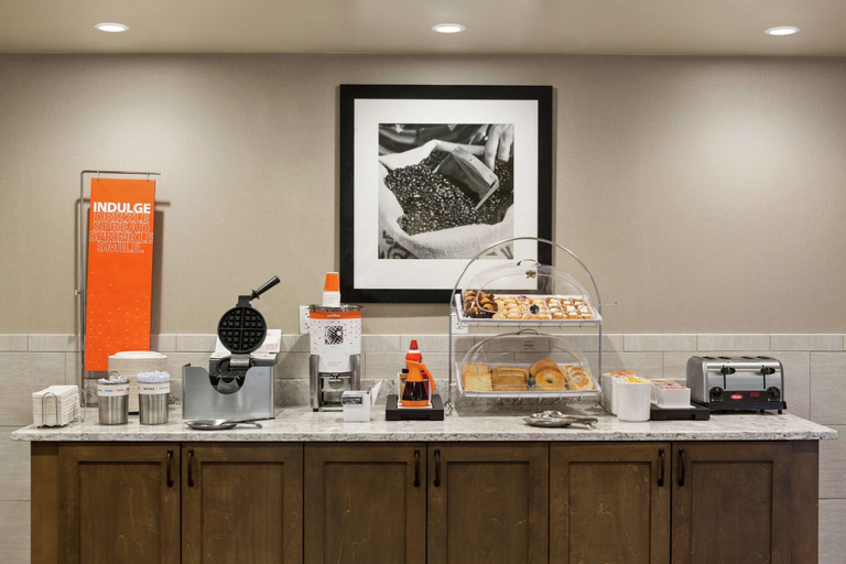 Food & Drinks 5, Hampton Inn & Suites Minooka, Grundy