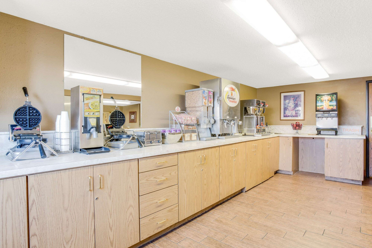 Food & Drinks, Super 8 by Wyndham Mitchell, Davison