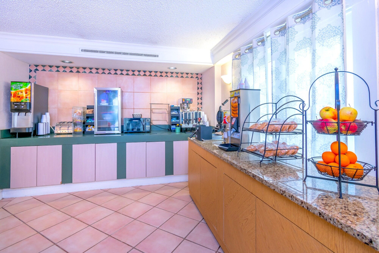 Food & Drinks 5, La Quinta Inn by Wyndham Clute Lake Jackson, Brazoria