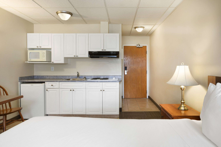 Bedroom 3, Days Inn by Wyndham Hinton, Division No. 14
