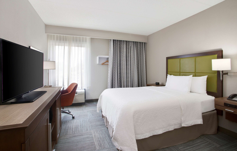 Bedroom 4, Hampton Inn by Hilton Middletown, Orange