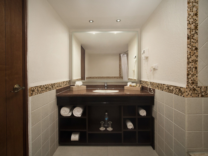 Bathroom 4, El Cid La Ceiba Beach Hotel, Cozumel