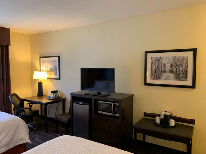 Bedroom 4, Hampton Inn Poplar Bluff, Butler