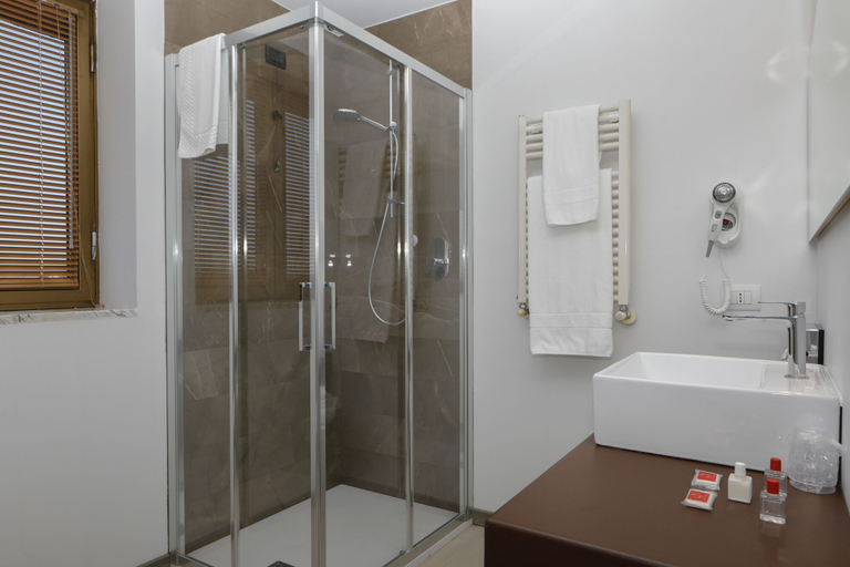 Bathroom 5, Hotel Lancaster, Torino