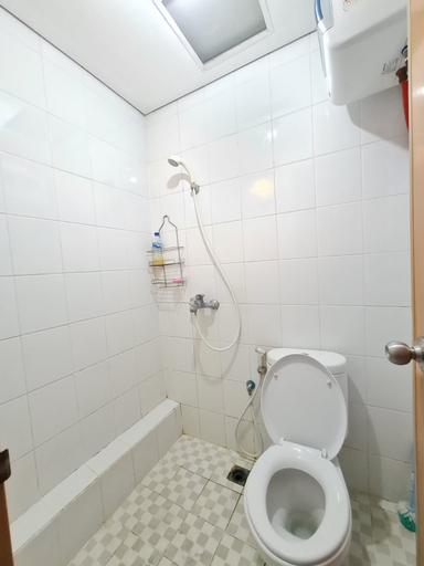Bathroom 5, 2 Bedroom by Starlight Apartement Surabaya, Surabaya