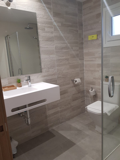 Bathroom 3, Hotel El Cobertizo, Huesca