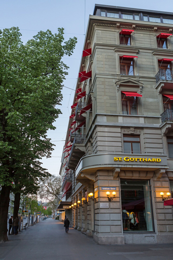 Exterior & Views 27
