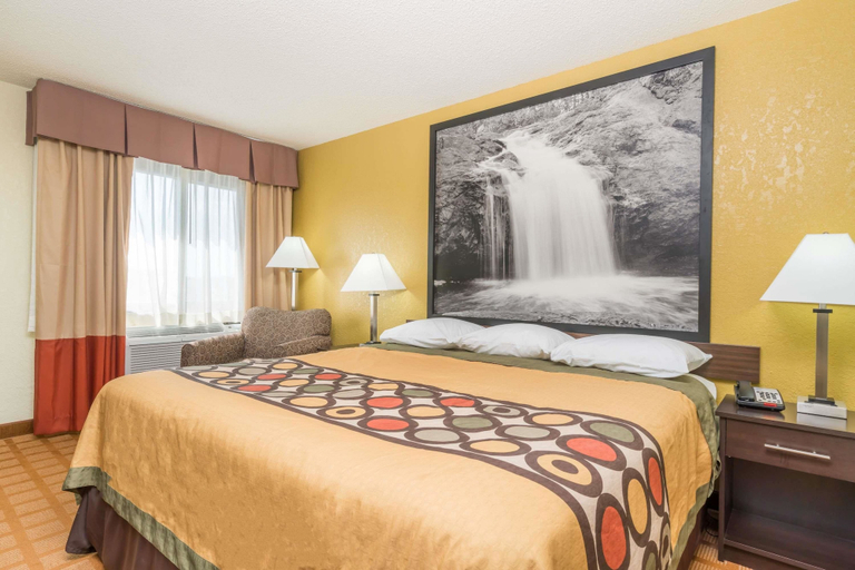 Bedroom 3, Super 8 by Wyndham Rice Lake, Barron