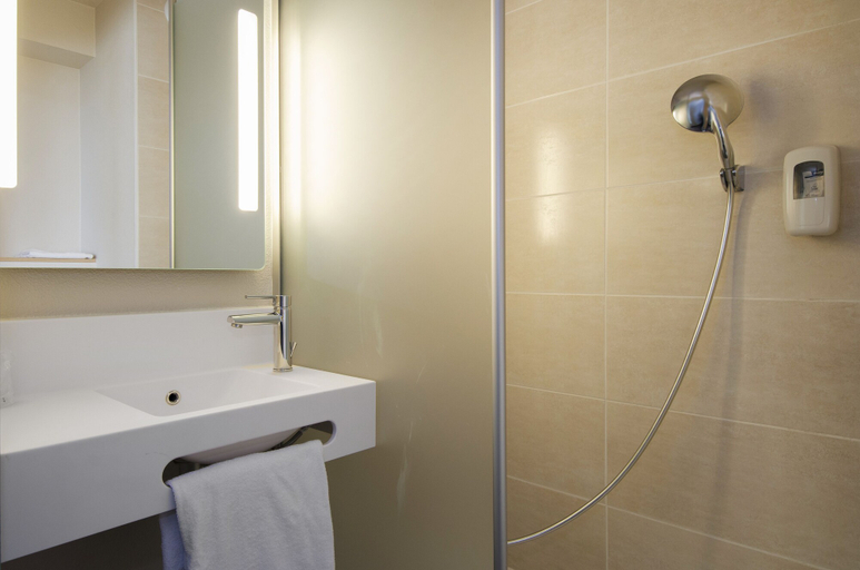 Bathroom 4, B&B HOTEL MONTARGIS, Loiret