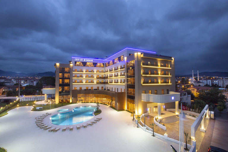 Exterior & Views
