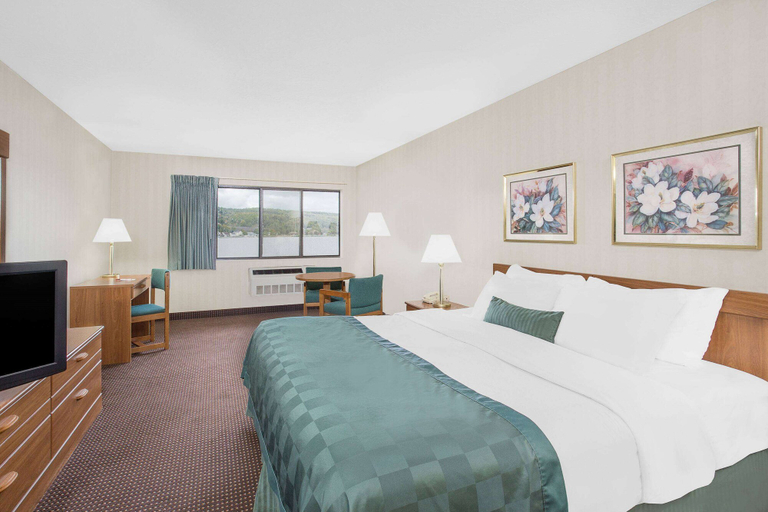 Bedroom 3, Ramada by Wyndham Hancock Waterfront, Lake Superior