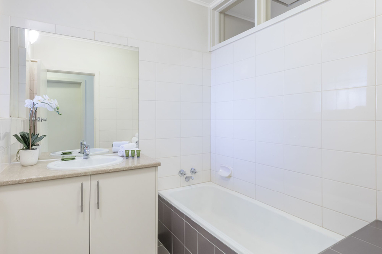 Bathroom 5, Dorset Gardens Hotel, Maroondah - Croydon