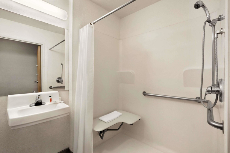 Bathroom, Travelodge by Wyndham Pecos, Reeves