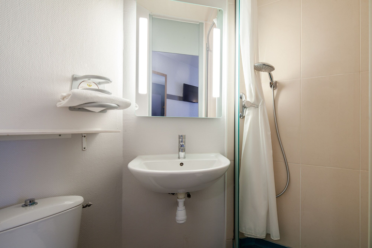 Bathroom 5, B&B HOTEL Noisy-le-Grand, Seine-Saint-Denis