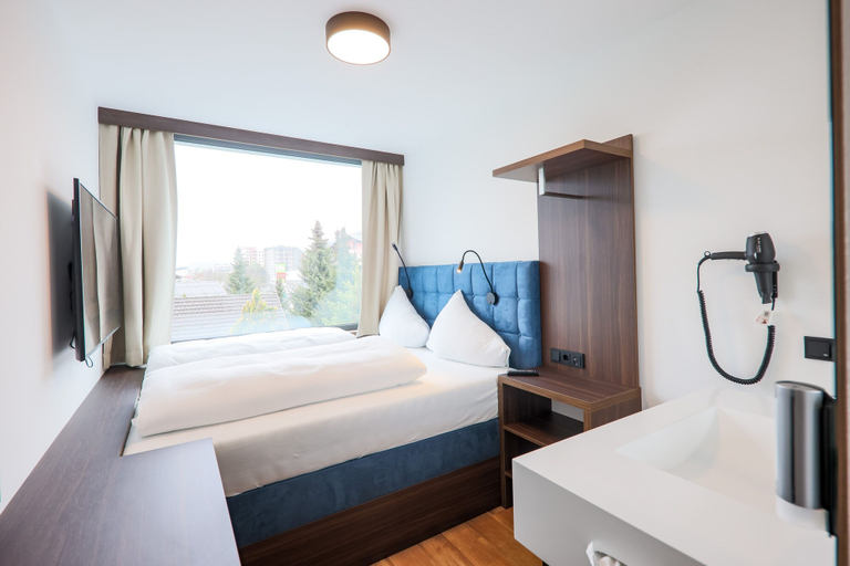 Bedroom 2, On the Way Hotel, Spittal an der Drau