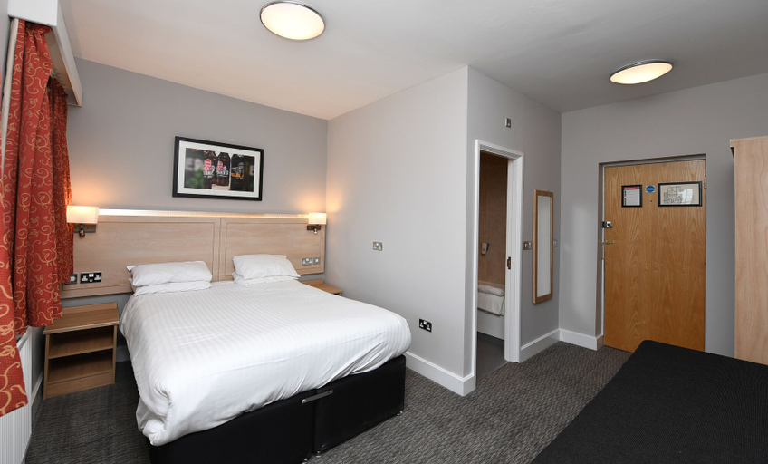 Bedroom 2, Crown, Droitwich by Marston's Inns, Worcestershire