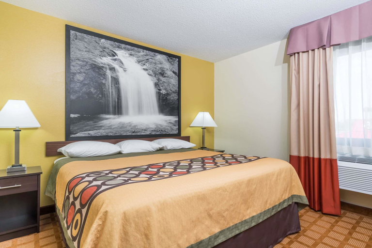 Bedroom 3, Super 8 by Wyndham Rice Lake, Barron