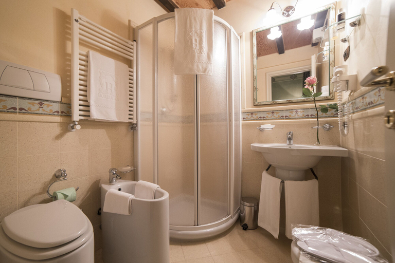 Bathroom 5, Hotel Al Borducan, Varese