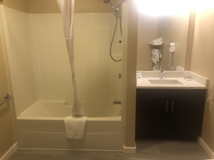 Bathroom 4, Days Inn by Wyndham Hinton, Division No. 14