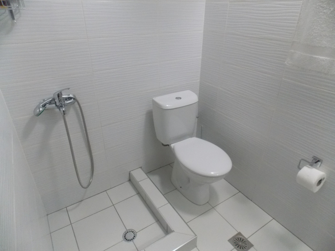 Bathroom 4, Amber Apartments, Sarandës