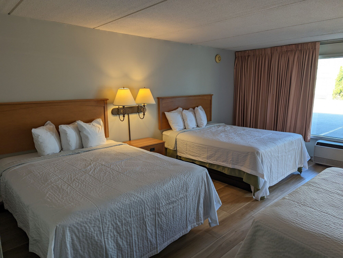Bedroom 3, Days Inn by Wyndham Birch Run, Saginaw