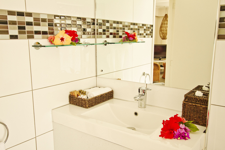 Bathroom 4, Manuia Beach Resort, Rorotonga