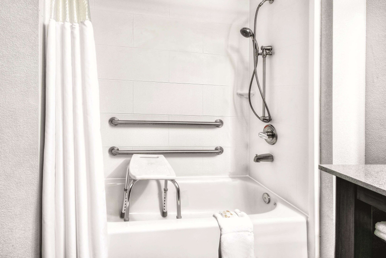 Bathroom 4, La Quinta Inn & Suites by Wyndham Victoria - South, Victoria