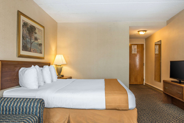 Bedroom 3, Quality Inn & Conference Center, Clark