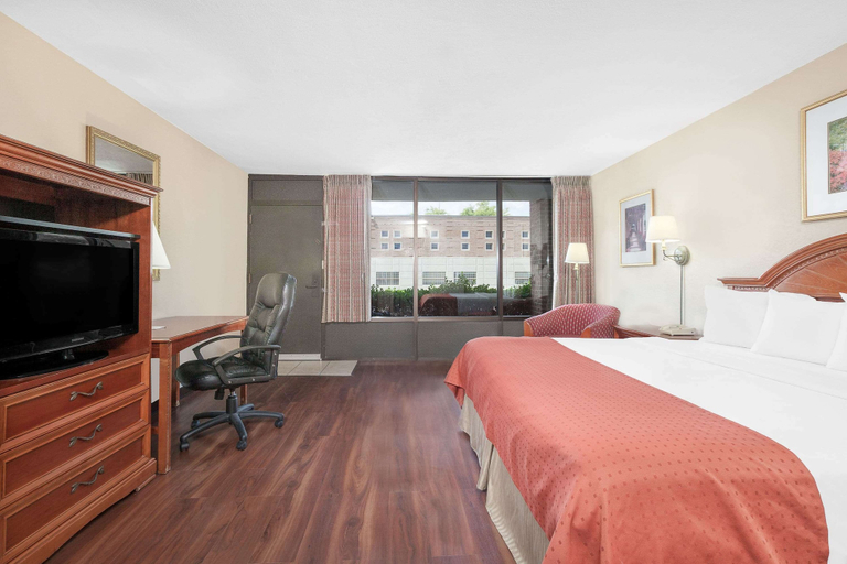 Bedroom 3, Baymont Paris, Lamar