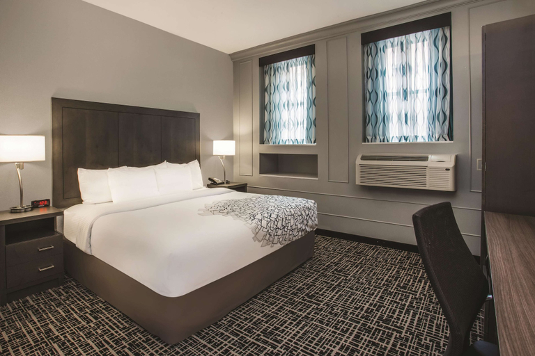 Bedroom 3, La Quinta Inn & Suites by Wyndham Baltimore Downtown, Baltimore