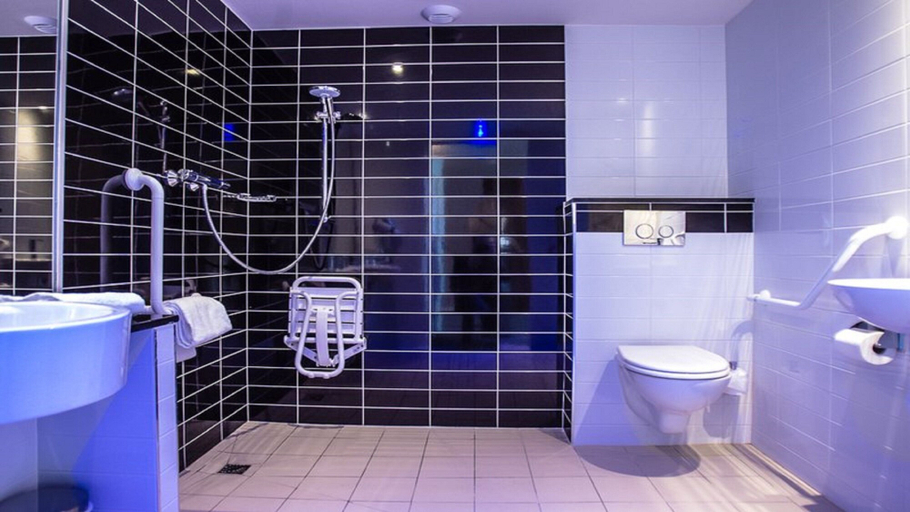 Bathroom 5, Holiday Inn Express DIJON by IHG, Côte-d'Or