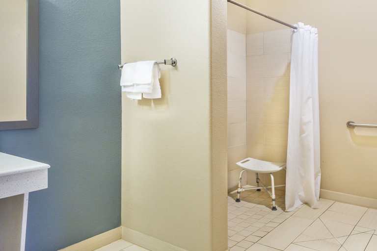 Bathroom 4, Super 8 by Wyndham Center, Shelby