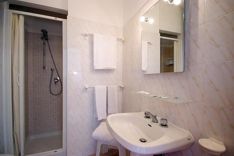 Bathroom 4, Hotel Anselmi, Livorno