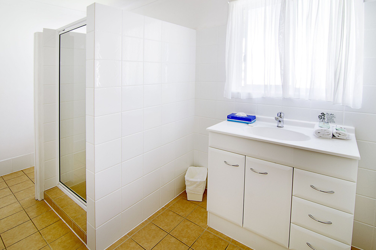 Bathroom 4, Riviera on Ruthven Motel, Toowoomba - Central